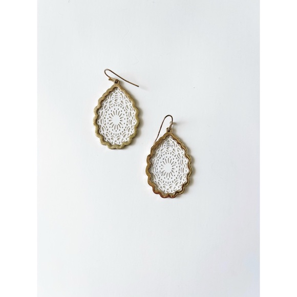✨4/$24✨ White and gold-tone drop earrings - Picture 2 of 3